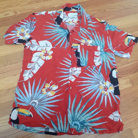 unban Outfitters Other - Electric Toucan Rayon Short Sleeve Button Down Shrit Size Small Urban out fit